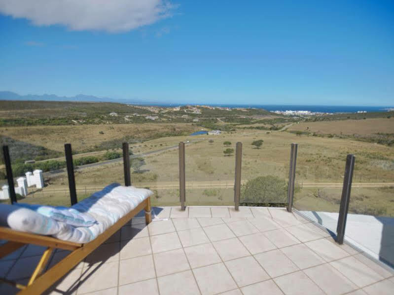 Fly Me To The Moon Guesthouse Mosselbaai Buitenkant foto